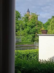 uma vista para um pátio com uma cerca e um edifício em HIDDEN GEM Centre of BRUGES free PARKING em Bruges