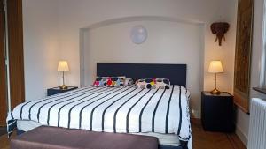 um quarto com uma cama grande e 2 candeeiros em HIDDEN GEM Centre of BRUGES free PARKING em Bruges