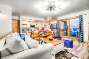 een woonkamer met een bank en een tafel bij Phoenix 225 in Steamboat Springs
