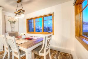een eetkamer met een tafel en stoelen en een raam bij Phoenix 225 in Steamboat Springs