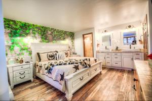 een slaapkamer met een bed en twee wastafels bij Phoenix 225 in Steamboat Springs