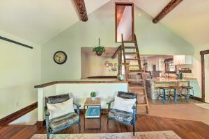 uma sala de estar com uma escada, uma mesa e cadeiras em Gunnison Retreat about 3 Mi to Western CO University! em Gunnison