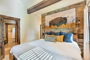 1 dormitorio con 1 cama con pared de madera en Gunnison Retreat about 3 Mi to Western CO University!, en Gunnison