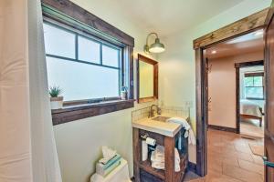 baño con lavabo y ventana en Gunnison Retreat about 3 Mi to Western CO University! en Gunnison