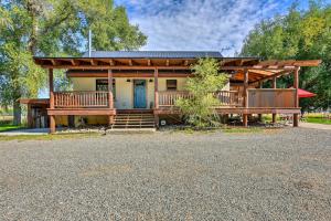 una casa con porche y 2 bancos en Gunnison Retreat about 3 Mi to Western CO University! en Gunnison