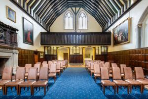 ein Zimmer mit Sitzreihen in einem Gebäude in der Unterkunft Bisham Abbey National Sports Centre in Marlow