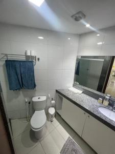 W łazience znajduje się toaleta, umywalka i lustro. w obiekcie Carneiros Beach Resort 119-E w mieście Tamandaré