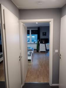 eine offene Tür zu einem Zimmer mit einem Esszimmer in der Unterkunft Stadtnah an der Förde 7 HH L 1OG in Flensburg