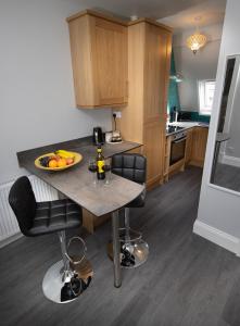 una cocina con una mesa con un bol de fruta. en Loft Apartment, Keswick, en Keswick