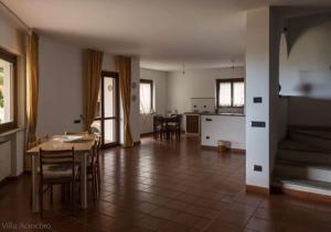 蒙泰保內的住宿－Villa Acrocoro，一个带桌子和厨房的大客厅
