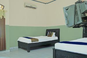 Postel nebo postele na pokoji v ubytování OYO 92280 Hotel Romli