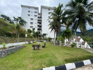 einem Park mit Picknicktisch und einem Gebäude in der Unterkunft OCEAN ESCAPE@Selesa Hillhomes, Bukit Tinggi Pahang in Bentong