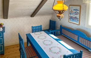 Sjötorpにある1 Bedroom Gorgeous Apartment In Sjtorpの青いベッド2台とテーブルが備わる客室です。