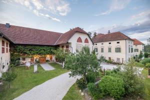 - une vue aérienne sur une maison avec une cour dans l'établissement Schlossgut Gundersdorf, à Klagenfurt am Wörthersee