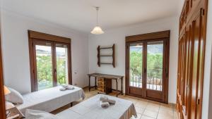 Posteľ alebo postele v izbe v ubytovaní Lake view villa Iznájar by Ruralidays + 18 fotografií