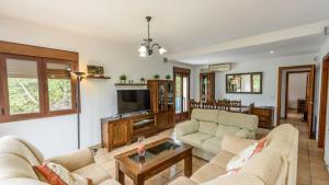 Televízia a/alebo spoločenská miestnosť v ubytovaní Lake view villa Iznájar by Ruralidays