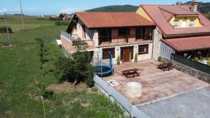 widok z powietrza na dom z patio w obiekcie La casita del abuelo w mieście Galizano