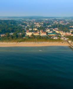 ツィノヴィッツにあるHaus Seeblick Hotel Garni & Ferienwohnungenの海辺と市街の空中を望む