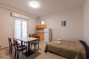 1 dormitorio con mesa, 1 cama y cocina en Residence Das Nest, en Riccione