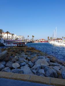 grupa łodzi zacumowanych w przystani w obiekcie Bungalow charmant à Saint-Cyprien + Piscine partagée w mieście Saint-Cyprien