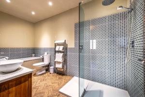 Kamar mandi di The Globe Inn
