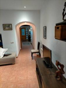 un soggiorno con divano e tavolo di Preciosa casa de 2 pisos a 50 metros de la playa a Canet de Mar
