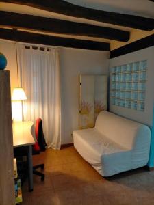 una camera con letto bianco e scrivania di Preciosa casa de 2 pisos a 50 metros de la playa a Canet de Mar
