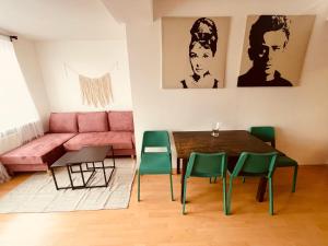プラハにあるGood Times by Vyšehradのリビングルーム(テーブル、ピンクのソファ付)