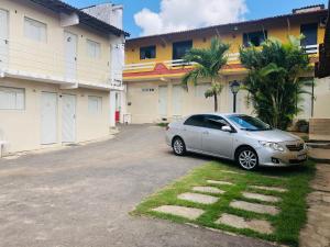 São Gonçalo do AmarantePousada Poeta Dom的停在大楼前的银色汽车