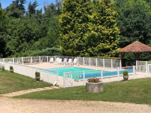 ein Schwimmbad mit einem Zaun um ihn herum in der Unterkunft Le Mariotte 
