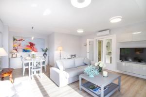 Televízia a/alebo spoločenská miestnosť v ubytovaní MARBELLA BANUS SUITES - Marbella Centre Soriano 56 Suite Apartment