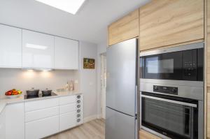 Kuchyňa alebo kuchynka v ubytovaní MARBELLA BANUS SUITES - Marbella Centre Soriano 56 Suite Apartment