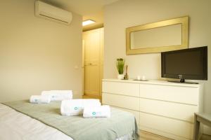 Televízia a/alebo spoločenská miestnosť v ubytovaní MARBELLA BANUS SUITES - Marbella Centre Soriano 56 Suite Apartment