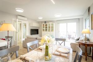 Televízia a/alebo spoločenská miestnosť v ubytovaní MARBELLA BANUS SUITES - Marbella Centre Soriano 56 Suite Apartment