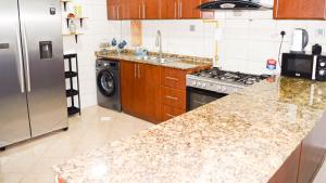 una cucina con frigorifero e piano di lavoro di Hawana Hostel a Dubai