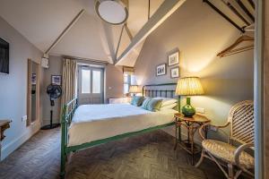 Tempat tidur dalam kamar di The Globe Inn