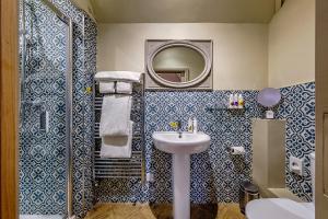 Kamar mandi di The Globe Inn