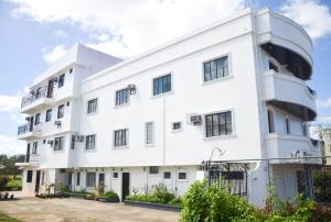 una imagen de un edificio blanco en SaSa Pension House, en Catarman