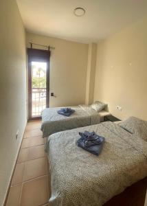 Giường trong phòng chung tại Luminoso apartamento en Murcia