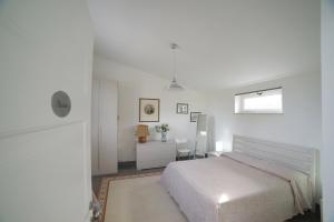 A bed or beds in a room at Villa Flores a Mondello by Wonderful Italy