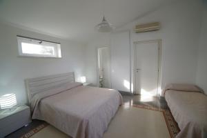 A bed or beds in a room at Villa Flores a Mondello by Wonderful Italy
