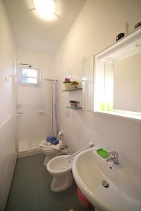 A bathroom at Villa Flores a Mondello by Wonderful Italy