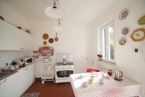 A kitchen or kitchenette at Villa Flores a Mondello by Wonderful Italy
