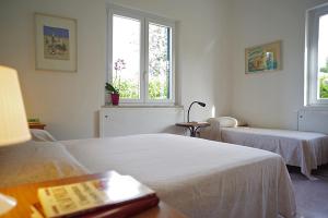 A bed or beds in a room at Villa Flores a Mondello by Wonderful Italy