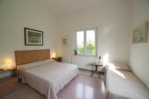 A bed or beds in a room at Villa Flores a Mondello by Wonderful Italy