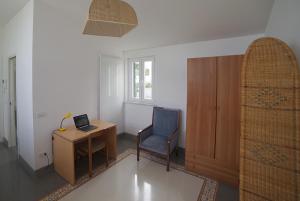 A television and/or entertainment centre at Villa Flores a Mondello by Wonderful Italy
