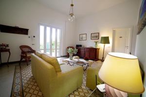 A seating area at Villa Flores a Mondello by Wonderful Italy