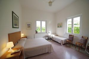 A bed or beds in a room at Villa Flores a Mondello by Wonderful Italy