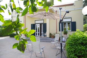 A garden outside Villa Flores a Mondello by Wonderful Italy