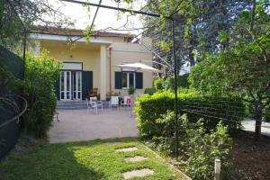 A garden outside Villa Flores a Mondello by Wonderful Italy